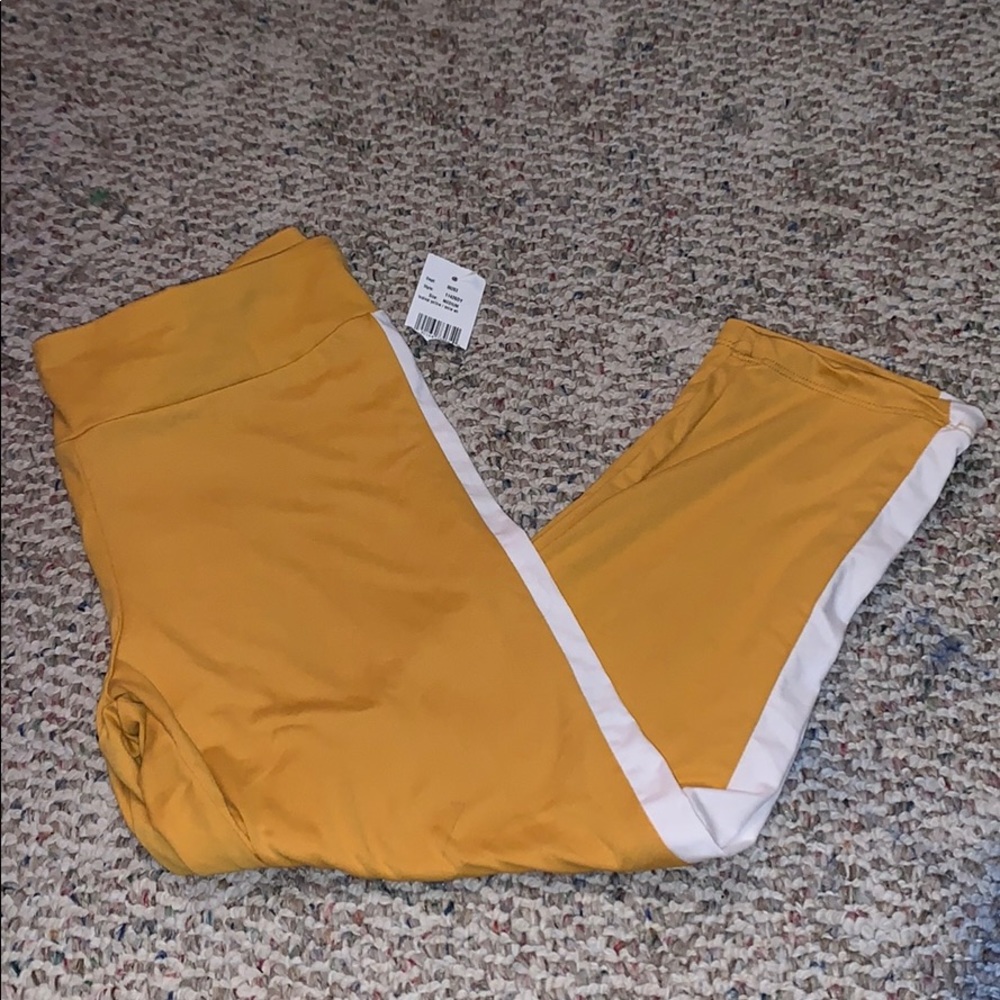 🌎donated 🌎NWT Eye Candy Capri Leggings